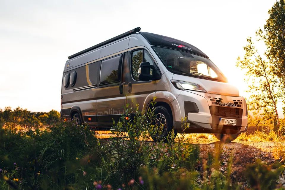 Malibu Van Wohnmobil in der Natur bei Sonnenuntergang